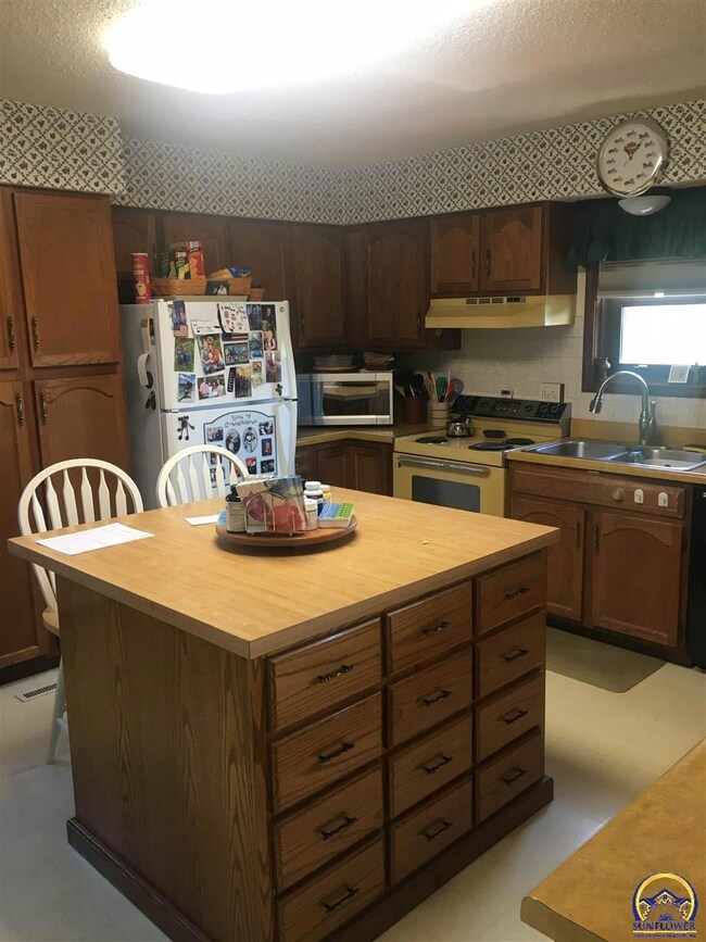 3420 SW Clarhan Rd, Topeka, KS 66614 - photo 6