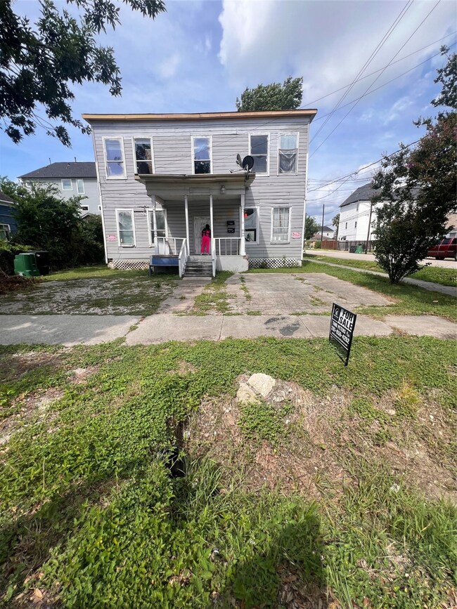 Spacious multi-family property featuring four fron