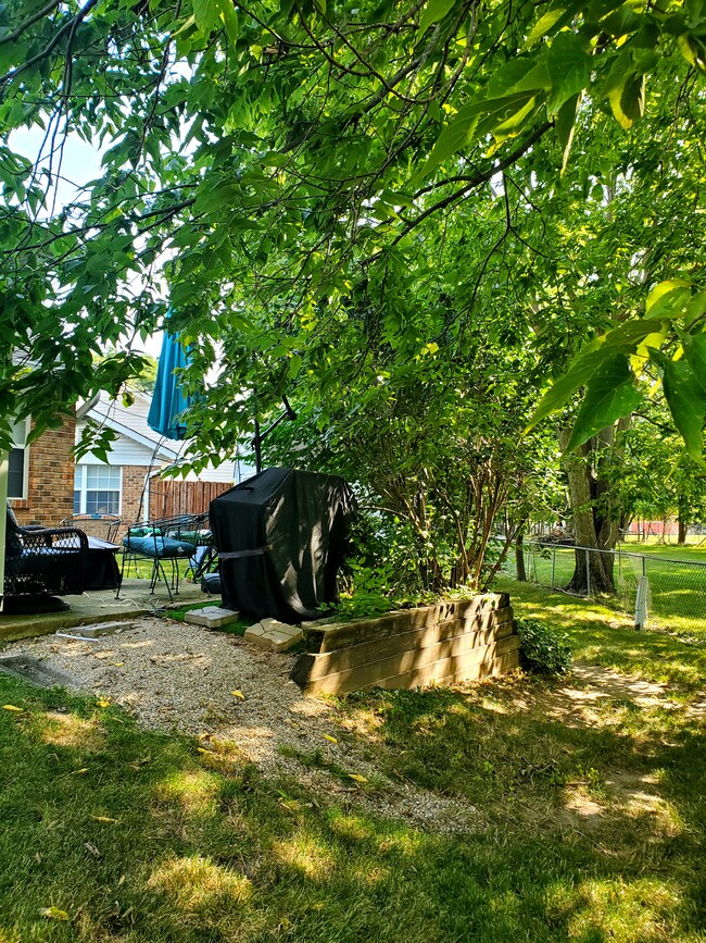 1065 Ina Cir, Franklin, IN 46131 - photo 7