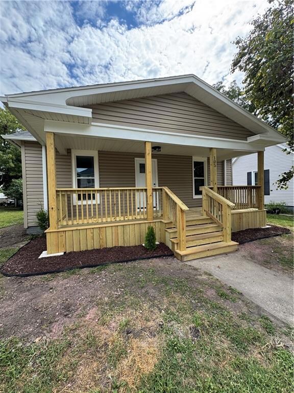 105 E 14th St, Higginsville, MO 64037 - photo 3