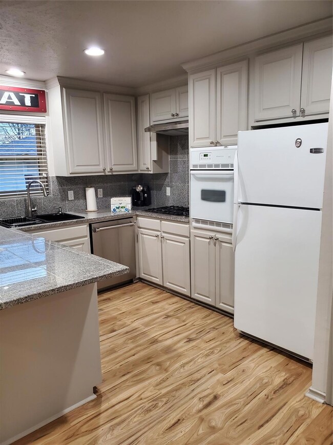 7422 Walling Ln, Dallas, TX 75231 - photo 2