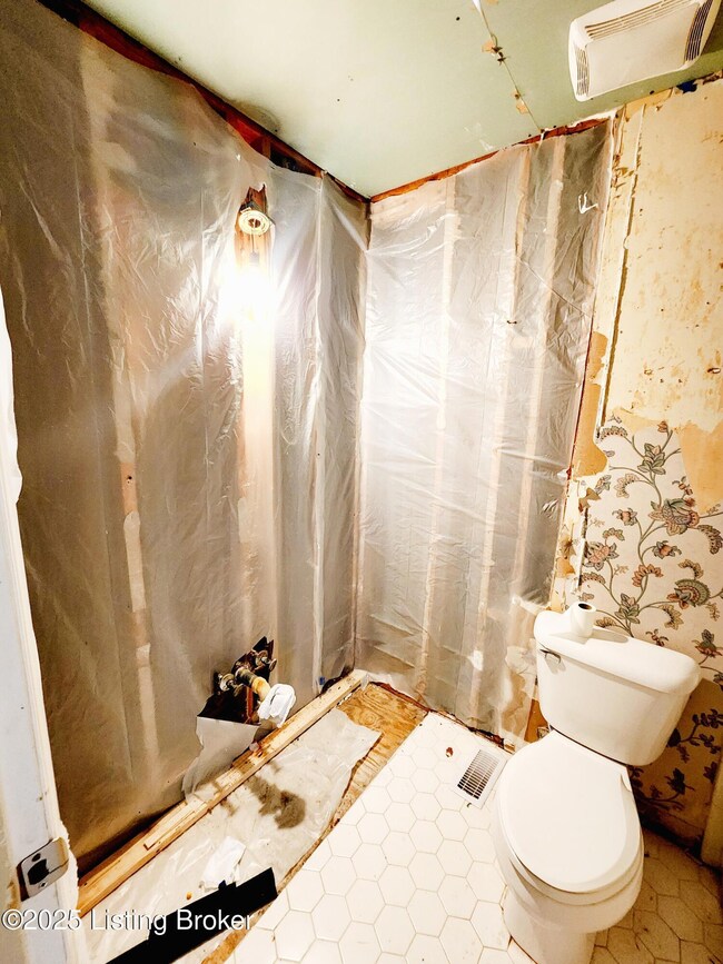 05 HALL BATH