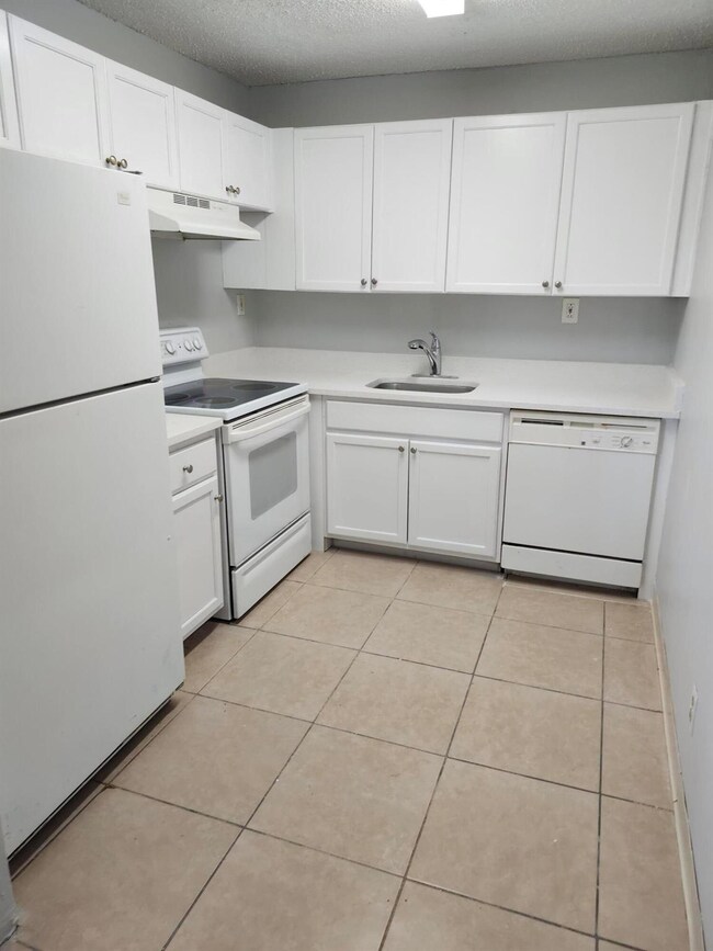 103 Meadows Cir unit 103, Boynton Beach, FL 33436 - photo 2