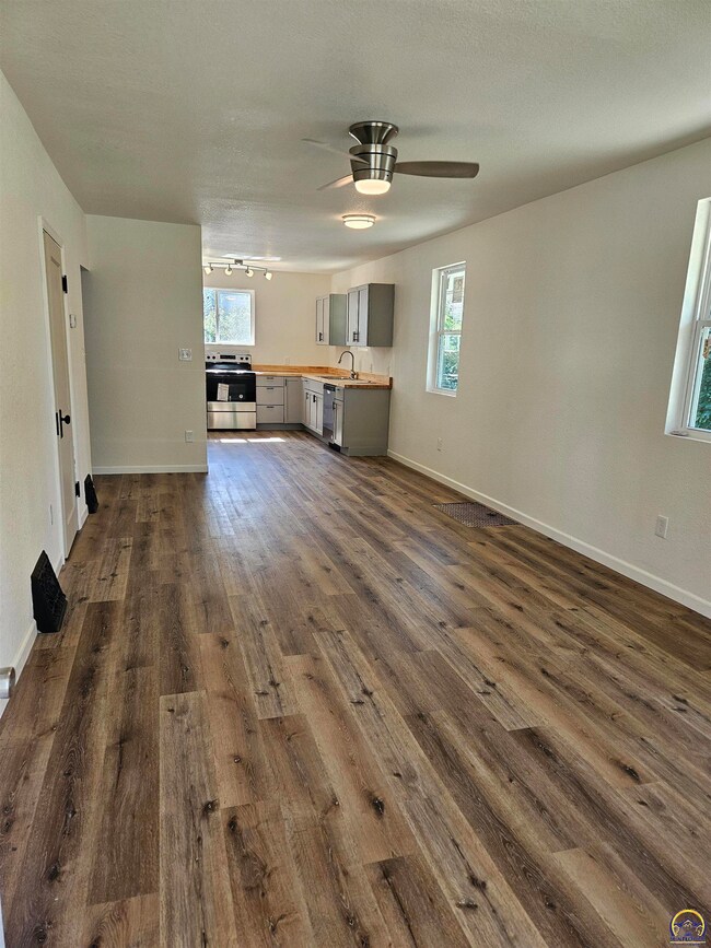 630 SW Lincoln St, Topeka, KS 66606 - photo 4