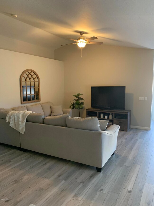 LIVING ROOM (2)