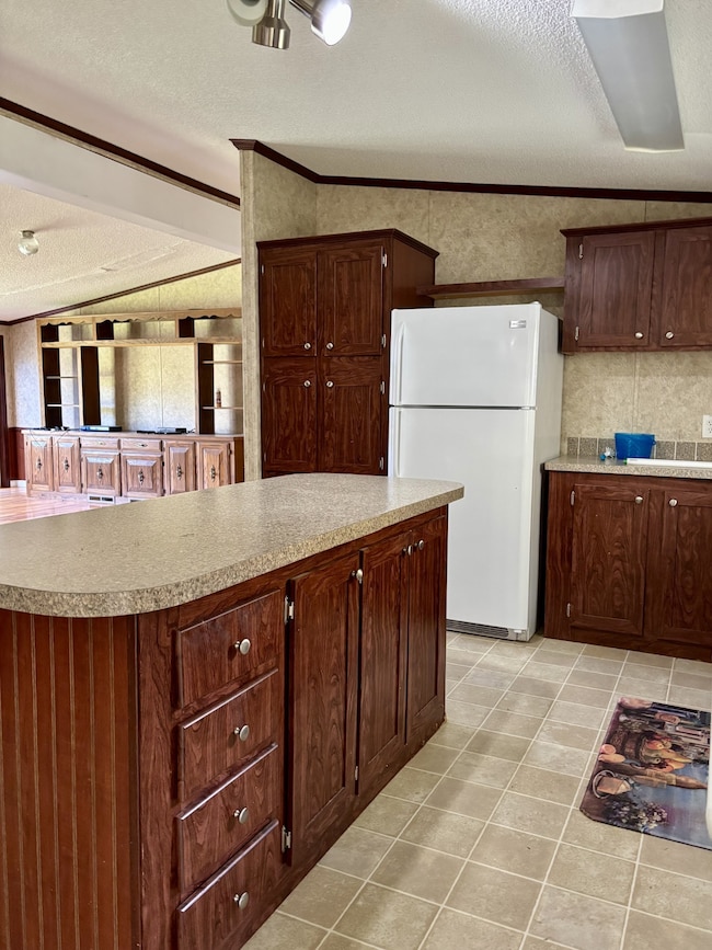 Kitchen w/ Island
