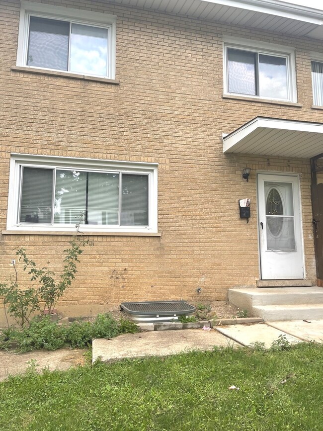1296 Prairie Ave unit B, Glendale Heights, IL 60139 - photo 2