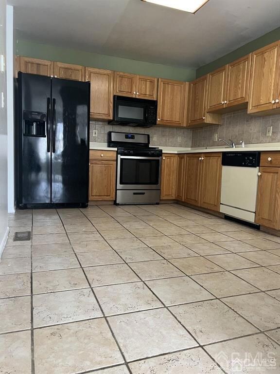 239 Vasser Dr, Piscataway, NJ 08854 - photo 4