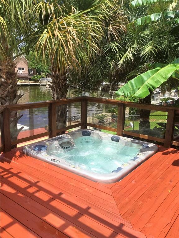 The 6 person hot tub with Water fall, disco lighti