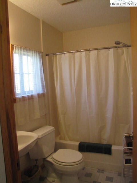 Full bathroom in cottage section