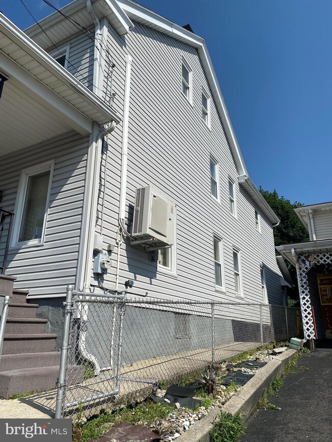 310 W Bertsch St, Lansford, PA 18232 - photo 5