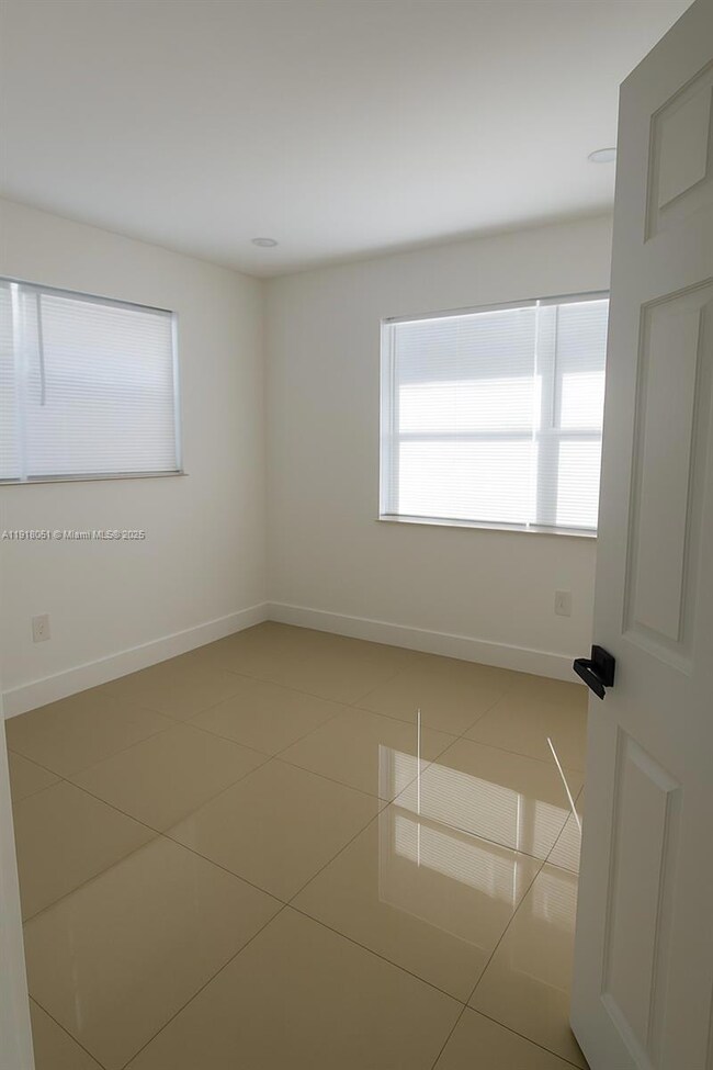 724 NW 3rd Ct unit 2, Hallandale Beach, FL 33009 - photo 4