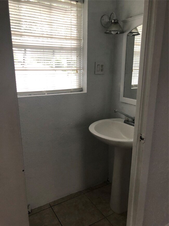 504 Percival St unit B, Tomball, TX 77375 - photo 7