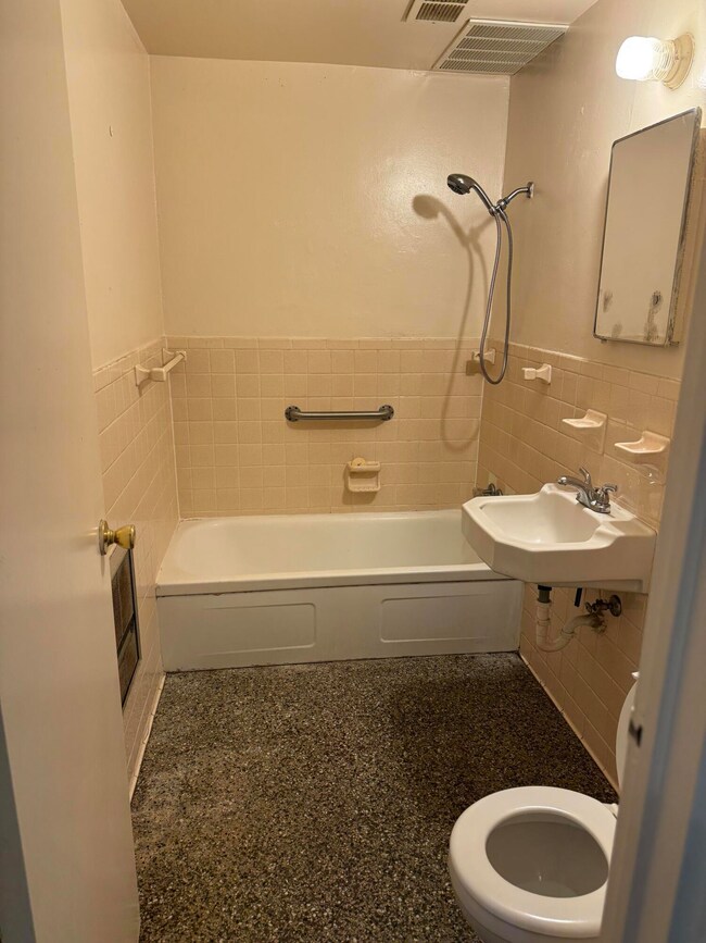 100 Ridgeview Lane, Apt 8 4