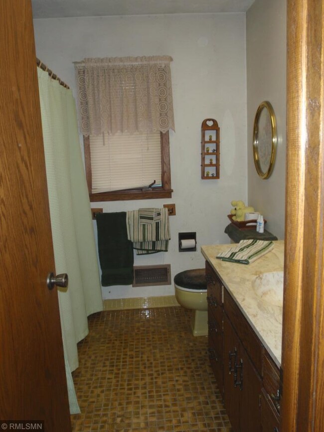 Upper level full bath