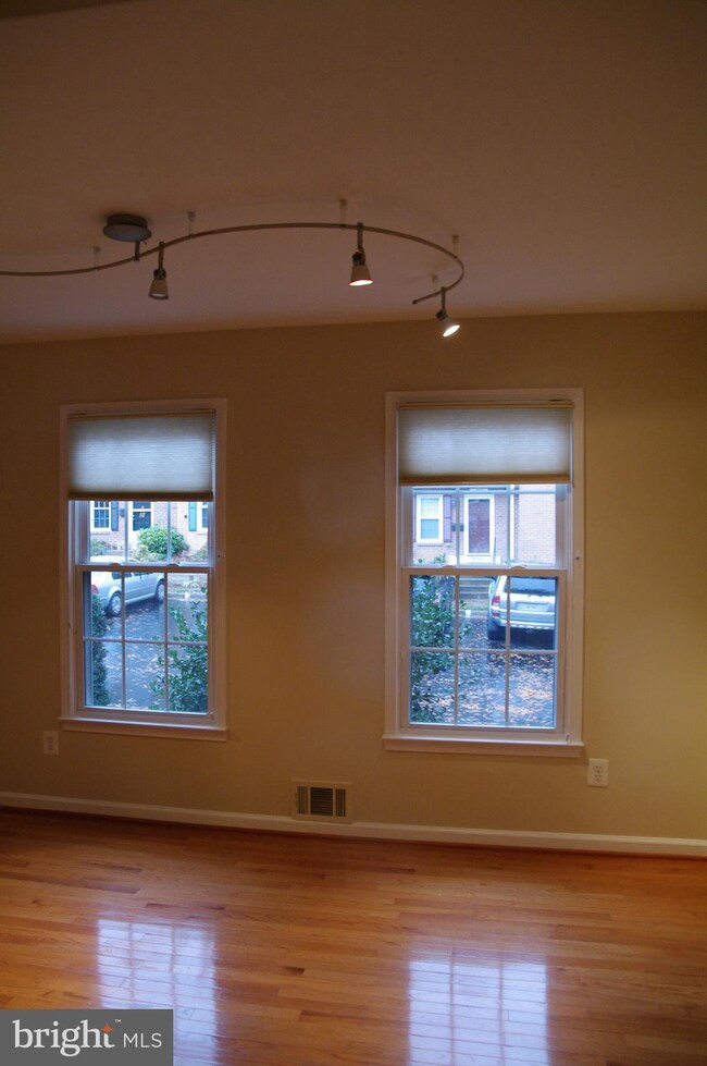 11849 Dunlop Ct, Reston, VA 20191 - photo 6