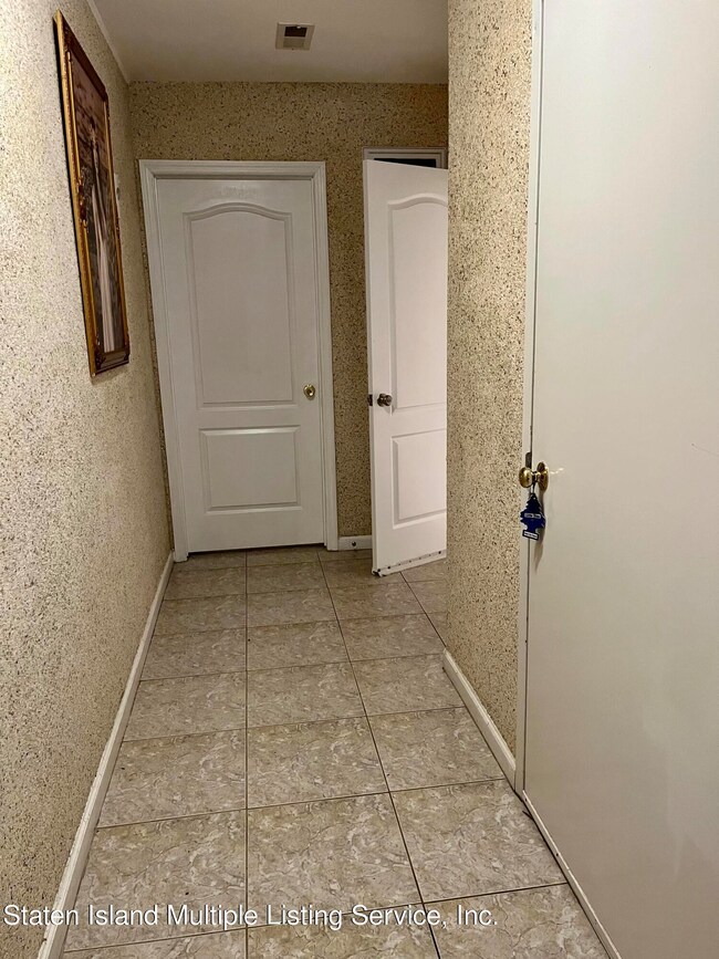 210 Wellington Ct, Staten Island, NY 10314 - photo 5
