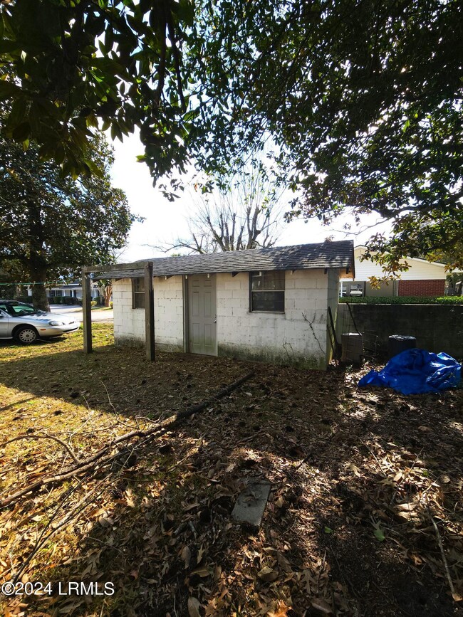 6 Shed (002)
