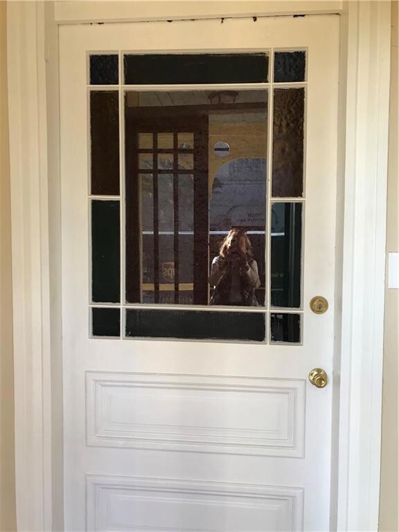 There are three entrances to the apt...allowing te