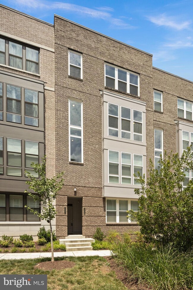 13331 Launders St unit 136, Herndon, VA 20171 - photo 2