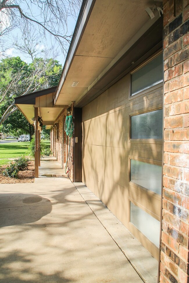 108 Crestwood Dr, Fredericksburg, TX 78624 - photo 4