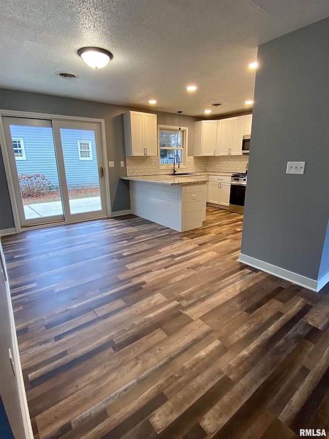 210 N State St, Christopher, IL 62822 - photo 5