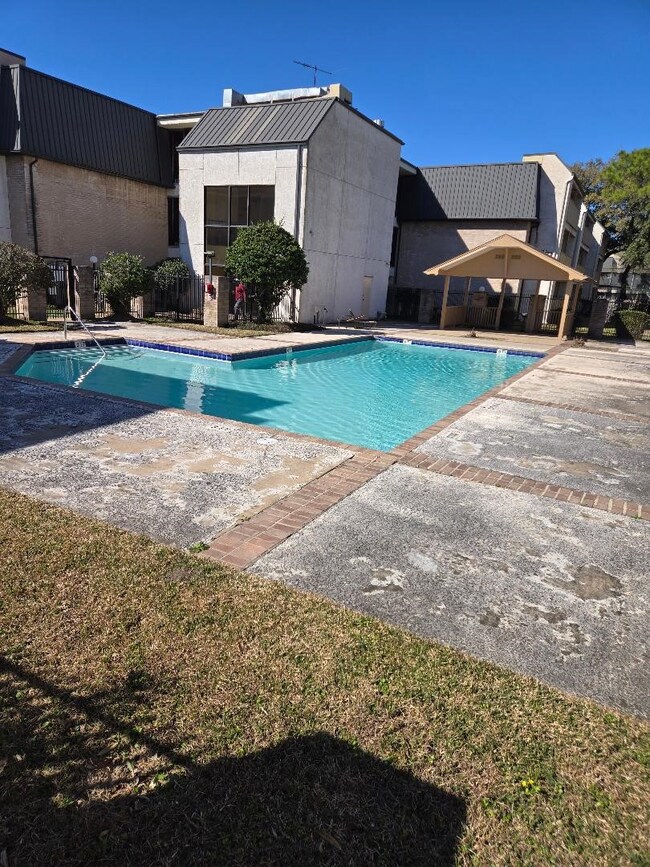 8419 Hearth Dr unit 21, Houston, TX 77054 - photo 2