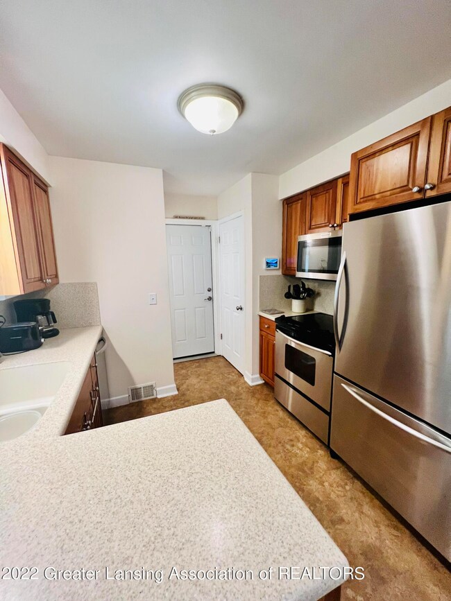 829 E Thomas L Pkwy, Lansing, MI 48917 - photo 6