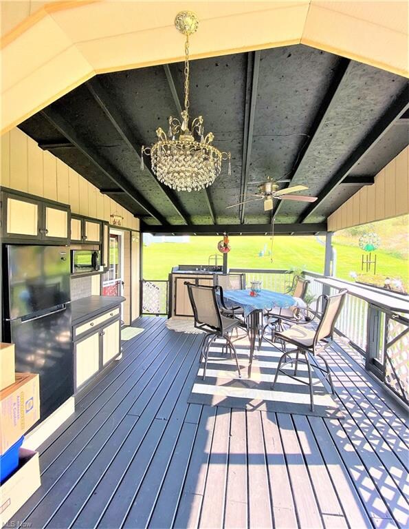 DECK WITH CEILING FANS AND APPLIANCES