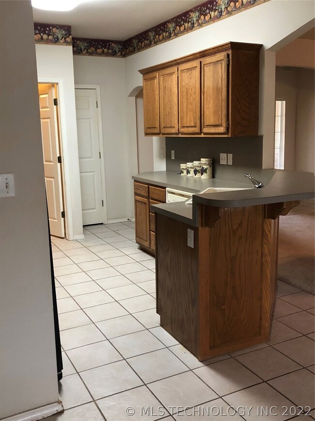 Kitchen pantry and a breakfast bar!