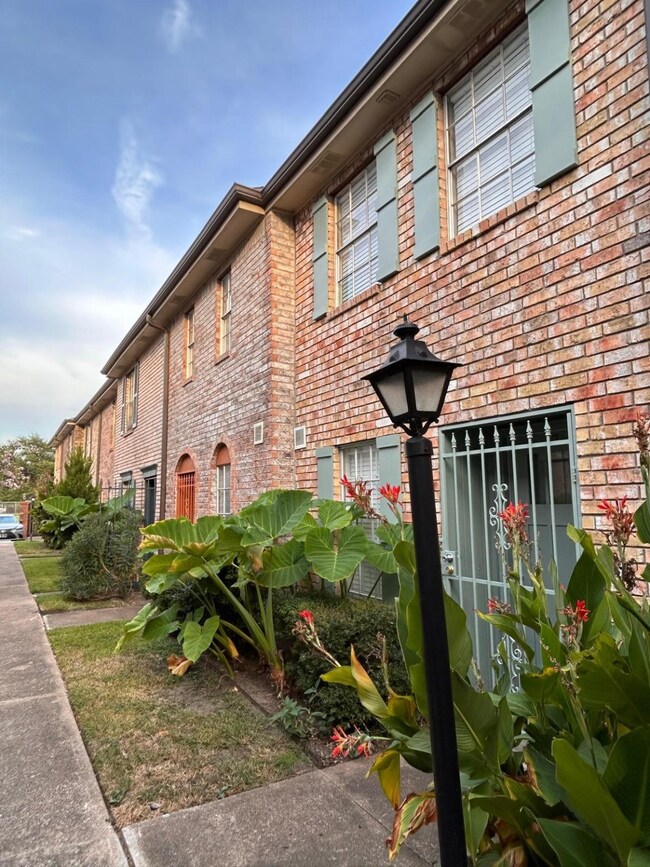 1715 Moritz Dr unit 7, Houston, TX 77055 - photo 2