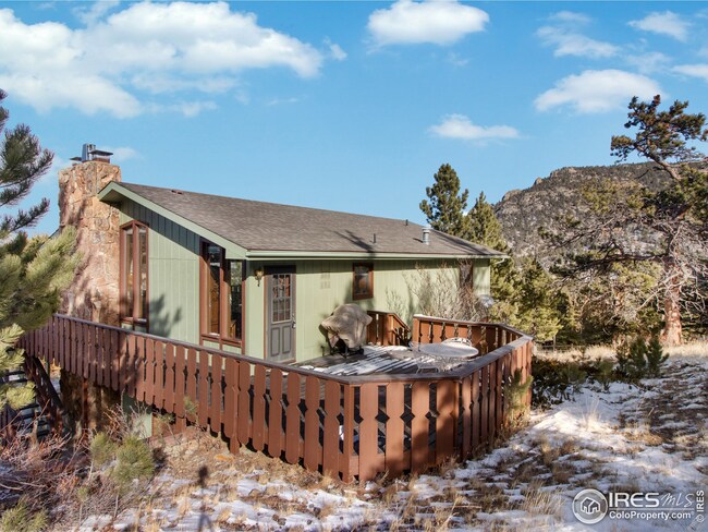 Spacious back deck for bbq and outdoor dining