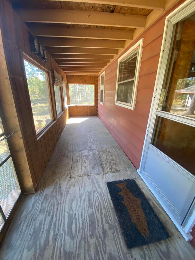 Screened porch pic 2
