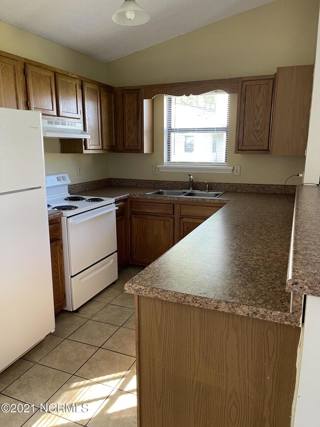 1812 Countrywood Blvd, Jacksonville, NC 28540 - photo 4