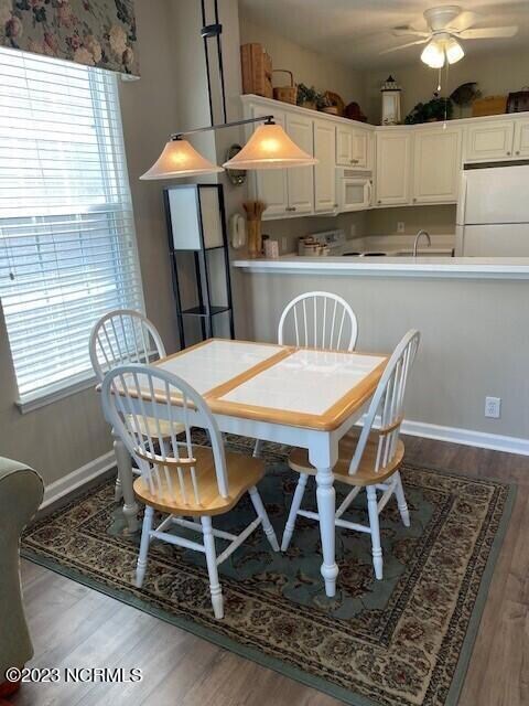 Kitchen table (there is a leaf and 2 mor