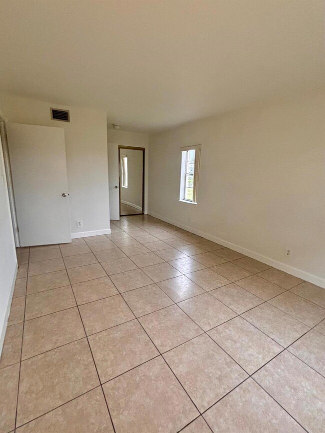 1798 Abbey Rd unit 102C, West Palm Beach, FL 33415 - photo 4