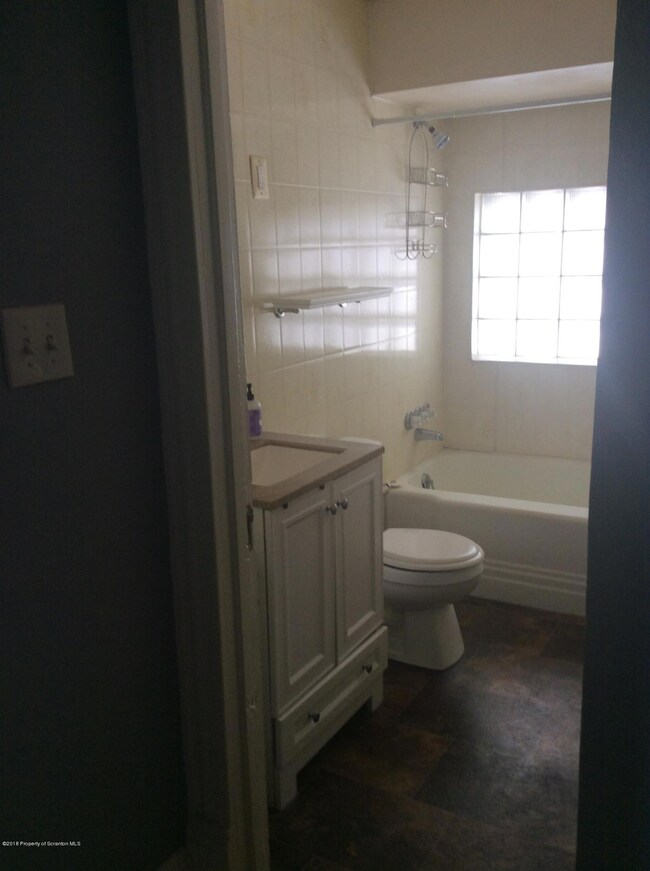 622 N Main Apt 4 Ave, Scranton, PA 18504 - photo 4