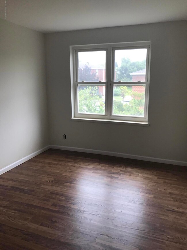 924 Armstrong Ave unit 2-3, Staten Island, NY 10308 - photo 6