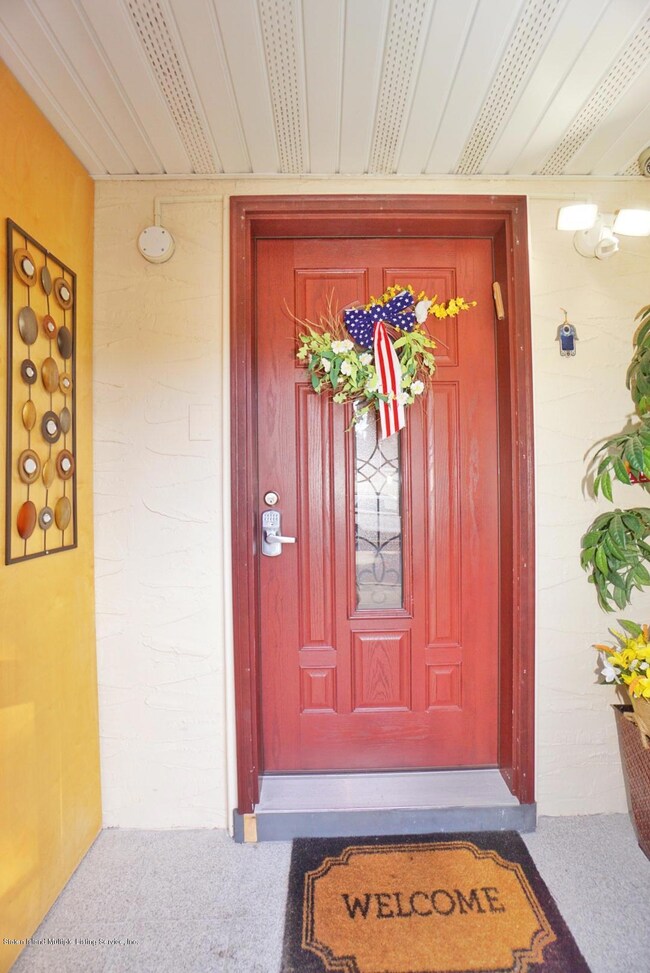 18 Behan Ct, Staten Island, NY 10306 - photo 2