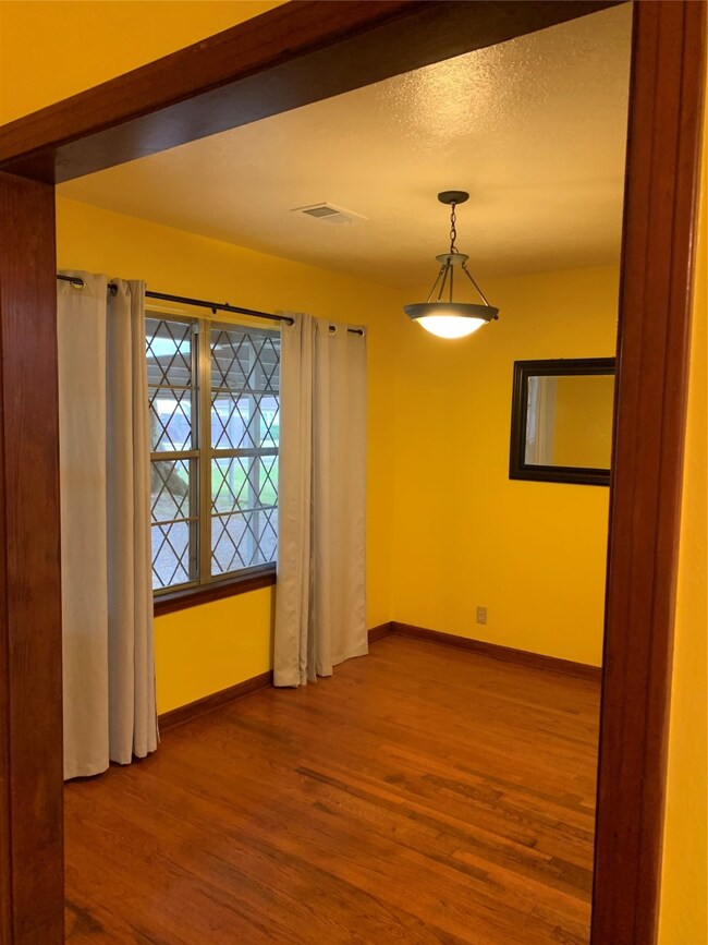 405 Twin Oaks St, Houston, TX 77076 - photo 5