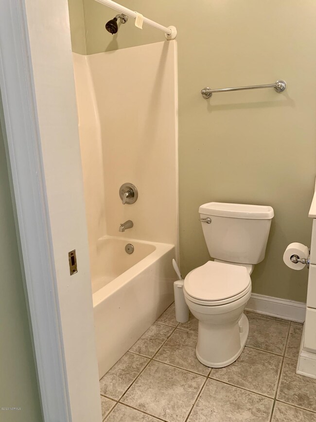 Principal Bath - 8632 Sound Drive, B1
