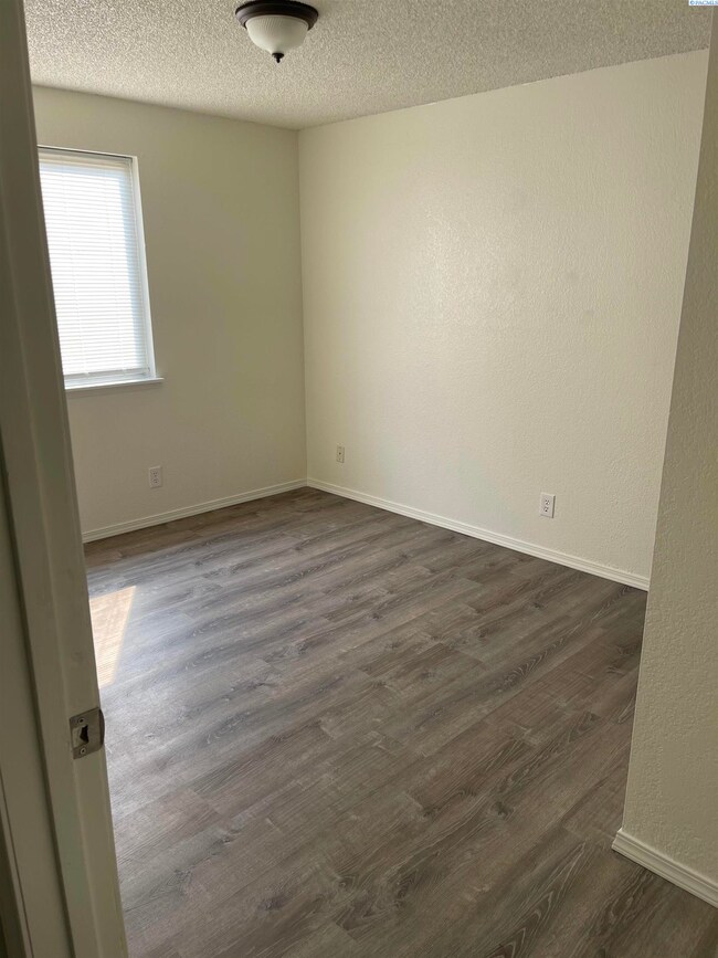 950 S Keller St, Kennewick, WA 99336 - photo 7