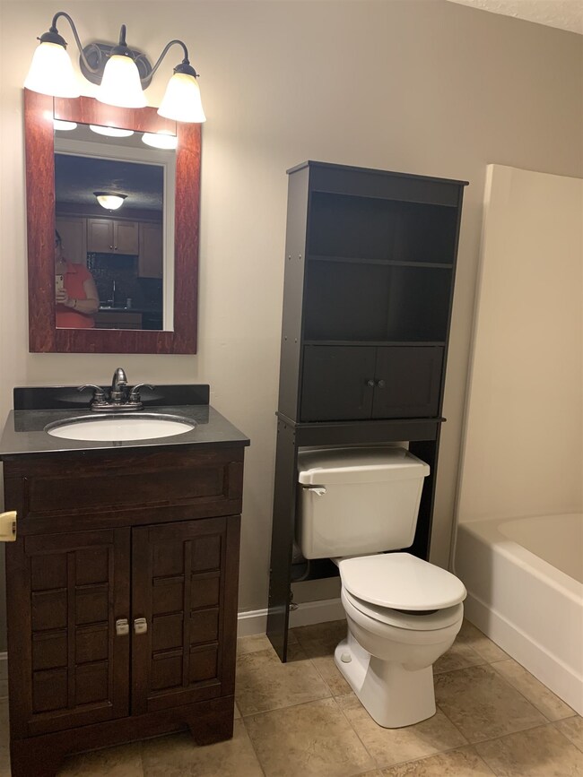 555 Calef Rd unit 6, Manchester, NH 03103 - photo 3