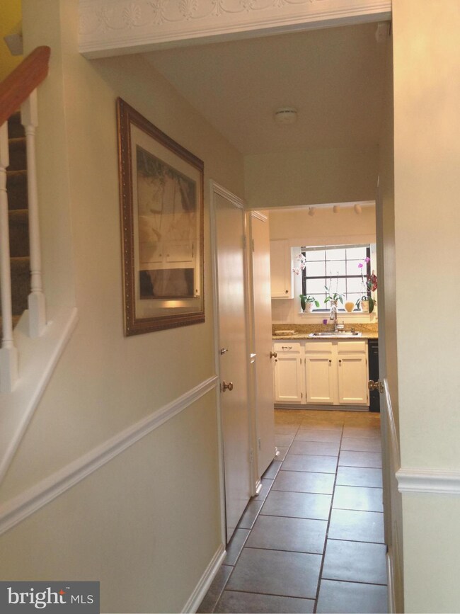 10222 Roberts Common Ln, Burke, VA 22015 - photo 2