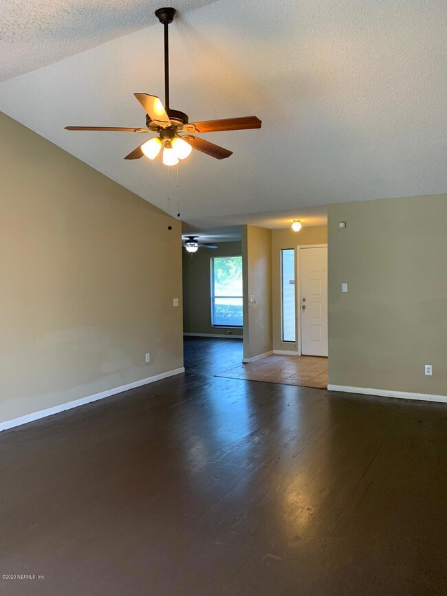 7854 Hunters Lake Cir S, Jacksonville, FL 32210 - photo 3