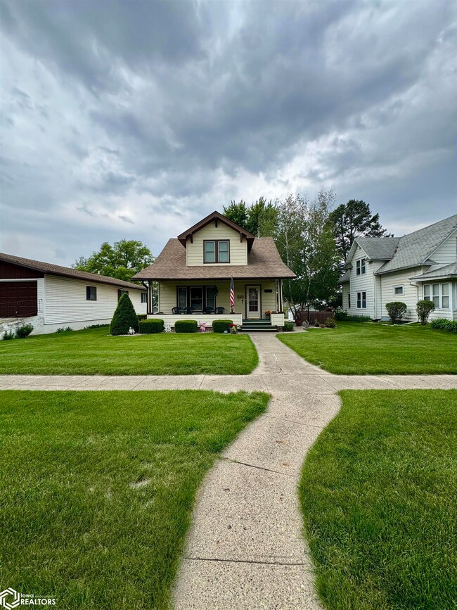 619 Tracy St, Audubon, IA 50025 - photo 2