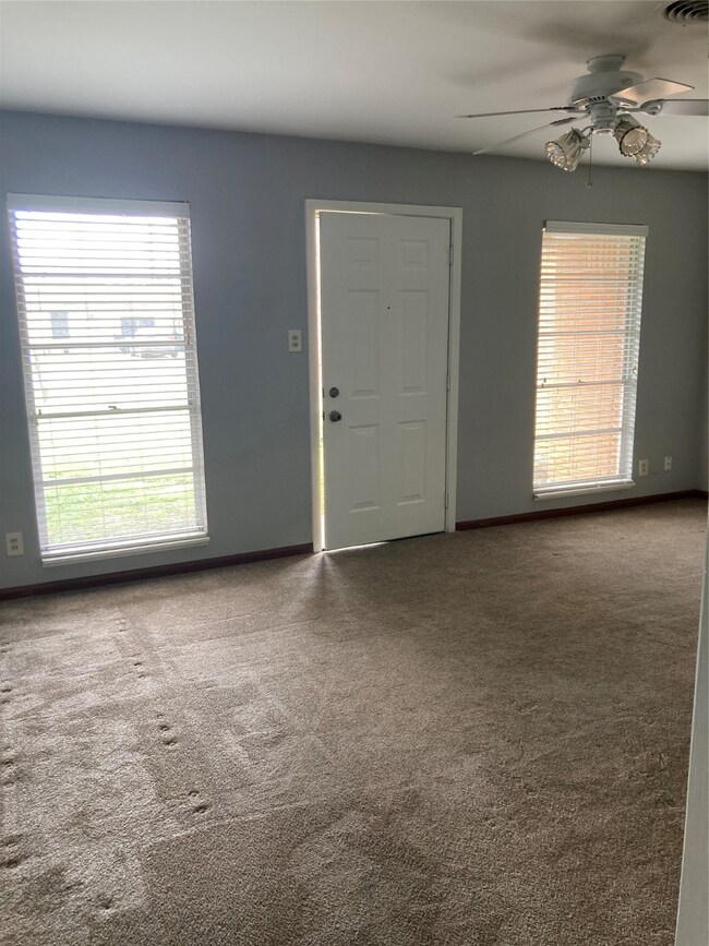 1307 College Dr, Alvin, TX 77511 - photo 3