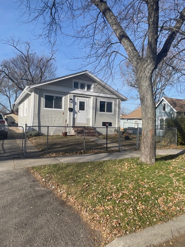 24 N Victory St, Waukegan, IL 60085 - photo 2