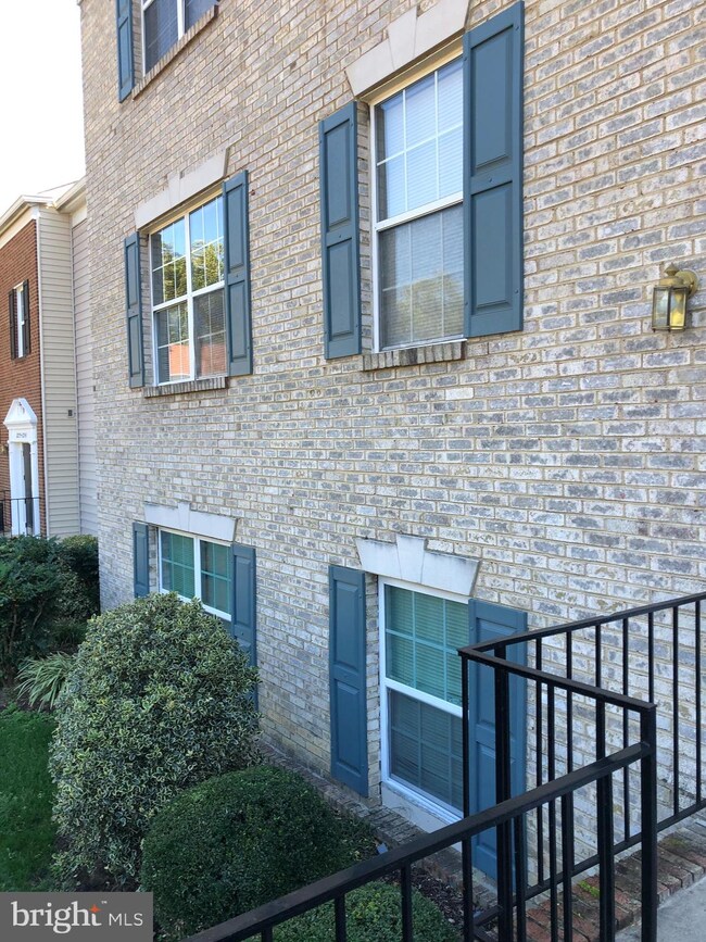 12227 Stevenson Ct, Woodbridge, VA 22192 - photo 2