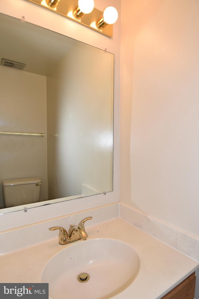 9582 Lindenbrook St, Fairfax, VA 22031 - photo 4